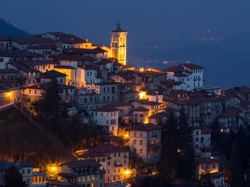 Vista del Sacro Monte di Varese di notte